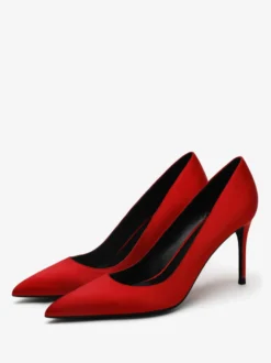 Escarpins à talons hauts en satin noirs à bout pointu et à talons aiguilles