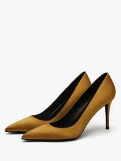 Escarpins à talons hauts en satin noirs à bout pointu et à talons aiguilles
