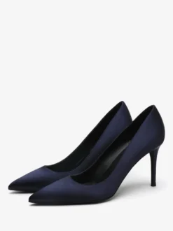 Escarpins à talons hauts en satin noirs à bout pointu et à talons aiguilles