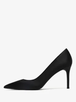 Escarpins à talons hauts en satin noirs à bout pointu et à talons aiguilles