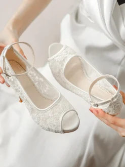 Escarpins à talons hauts ornés de dentelle bout ouvert et bride cheville pour mariage