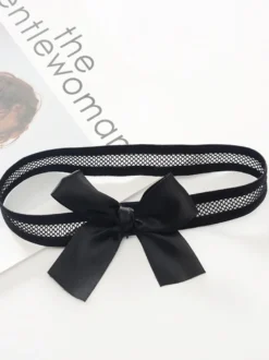 Femme sortant avec des jarretières à nœud noir