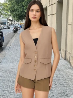 Gilet blazer sans manches à col en V pour femme fermeture boutonnée et poches.