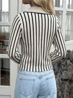 Gilet court en maille rayée noir et blanc à col contrastant et manches longues