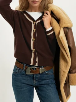 Gilet en maille à col V finitions contrastées manches raglan et boutons