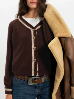 Gilet en maille courte à col V finitions contrastées manches raglan et boutons