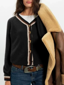 Gilet en maille courte à col V finitions contrastées manches raglan et boutons