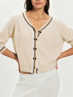 Gilet en maille courte à col V finitions contrastées manches raglan et boutons