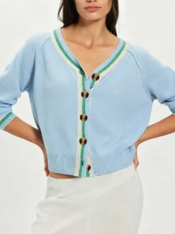 Gilet en maille courte à col V finitions contrastées manches raglan et boutons
