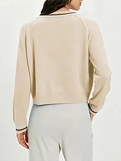 Gilet en maille courte à col V finitions contrastées manches raglan et boutons
