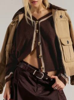 Gilet en maille courte à col V finitions contrastées manches raglan et boutons