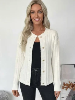 Gilet en maille côtelée à boutons en forme de cœur col rond manches longues collection femme 2026
