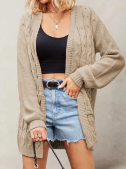 Gilet long à manches longues et poches col V en maille torsadée ouvert sur le devant pour femme.