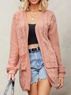 Gilet long à manches longues et poches col V en maille torsadée ouvert sur le devant pour femme.