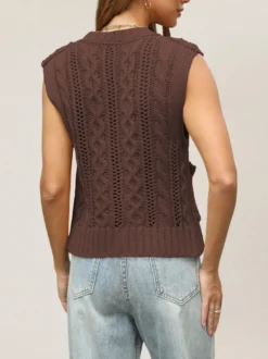Gilet sans manches en maille torsadée à col rond et poche boutonnée sur le devant