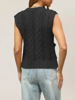 Gilet sans manches en maille torsadée à col rond et poche boutonnée sur le devant