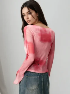 Haut court à manches longues évasées col carré effet tie-dye ombré et superposition noué sur le devant