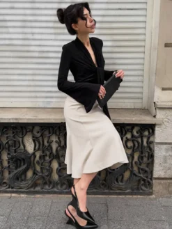 Haut court à nouer sur le devant et décolleté en V profond froncé blouse cintrée à manches longues et coupe évasée.