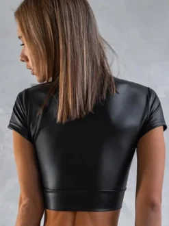 Haut de club à la mode avec col bijou et manches courtes en polyester superposé