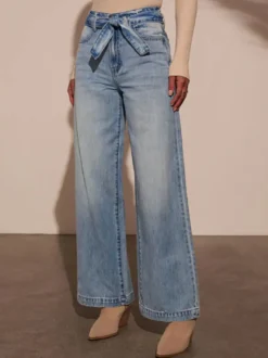 Jean large bleu avec ceinture à nœud pour l'automne 2026