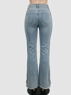 Jean évasé à poches plaquées et détails tressés pour femme - Bleu clair rétro bohème taille haute - Collection printemps 2026