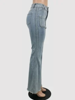 Jean évasé à poches plaquées et détails tressés pour femme - Bleu clair rétro bohème taille haute - Collection printemps 2026