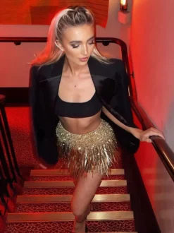 Jupe courte dorée à sequins et franges chics idéale pour les soirées.