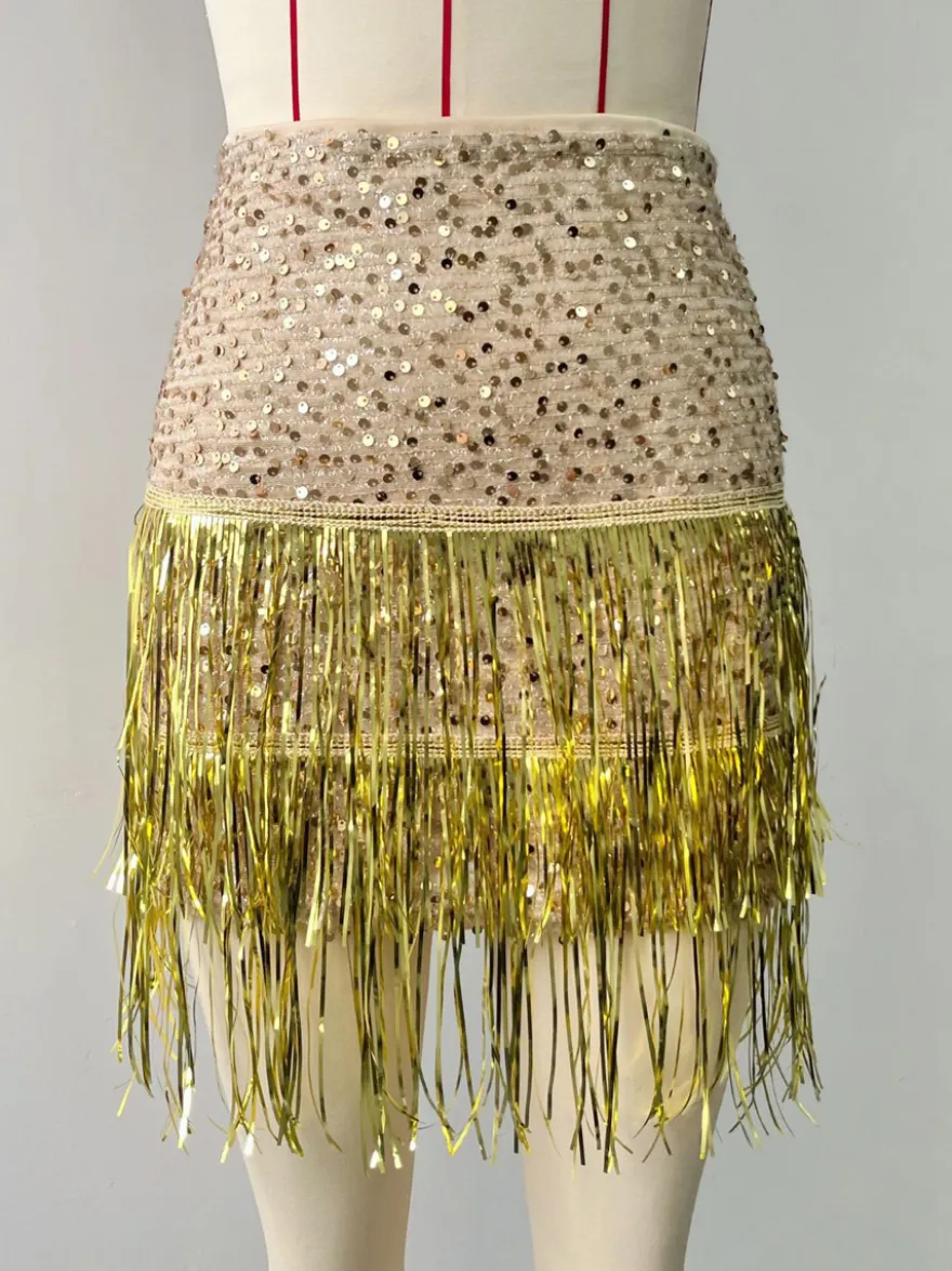 Jupe courte dorée à sequins et franges chics idéale pour les soirées.