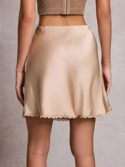 Jupe courte noire en satin naturel à taille naturelle élégante idéale pour le printemps et les femmes.
