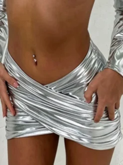 Jupe courte portefeuille argentée métallisée décolleté en V froncé moulante et brillante idéale pour les soirées en boîte.