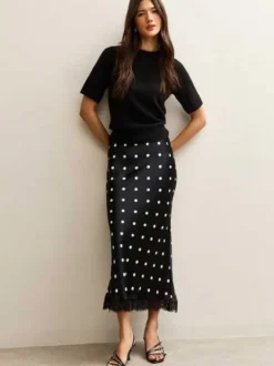Jupe crayon élégante pour soirée formelle taille haute et coupe ajustée en satin à pois.