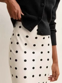 Jupe crayon élégante pour soirée formelle taille haute et coupe ajustée en satin à pois.