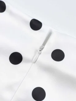 Jupe crayon élégante pour soirée formelle taille haute et coupe ajustée en satin à pois.