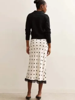 Jupe crayon élégante pour soirée formelle taille haute et coupe ajustée en satin à pois.