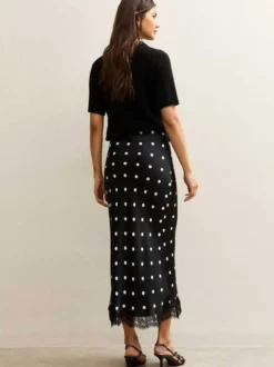 Jupe crayon élégante pour soirée formelle taille haute et coupe ajustée en satin à pois.