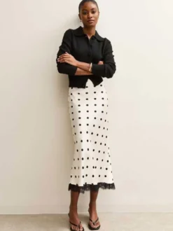 Jupe crayon élégante pour soirée formelle taille haute et coupe ajustée en satin à pois.