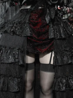 Jupe Lolita gothique noire et rouge SK à volants et taille haute avec traîne spectaculaire