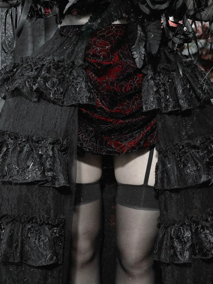 Jupe Lolita gothique noire et rouge SK à volants et taille haute avec traîne spectaculaire