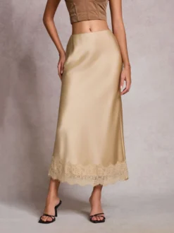Jupe longue d'été élégante en satin couleur champagne taille naturelle pour femme.