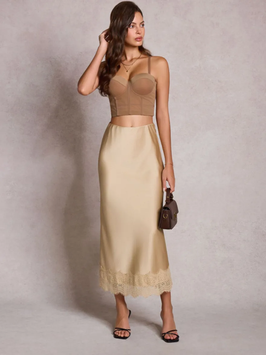 Jupe longue d'été élégante en satin couleur champagne taille naturelle pour femme.