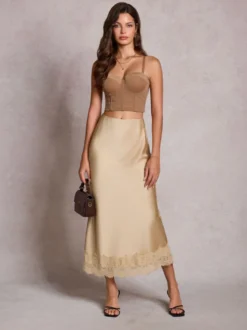 Jupe longue d'été élégante en satin couleur champagne taille naturelle pour femme.
