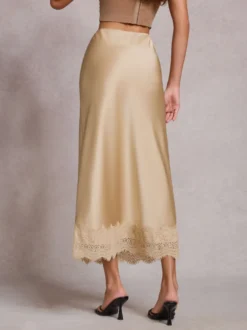 Jupe longue d'été élégante en satin couleur champagne taille naturelle pour femme.