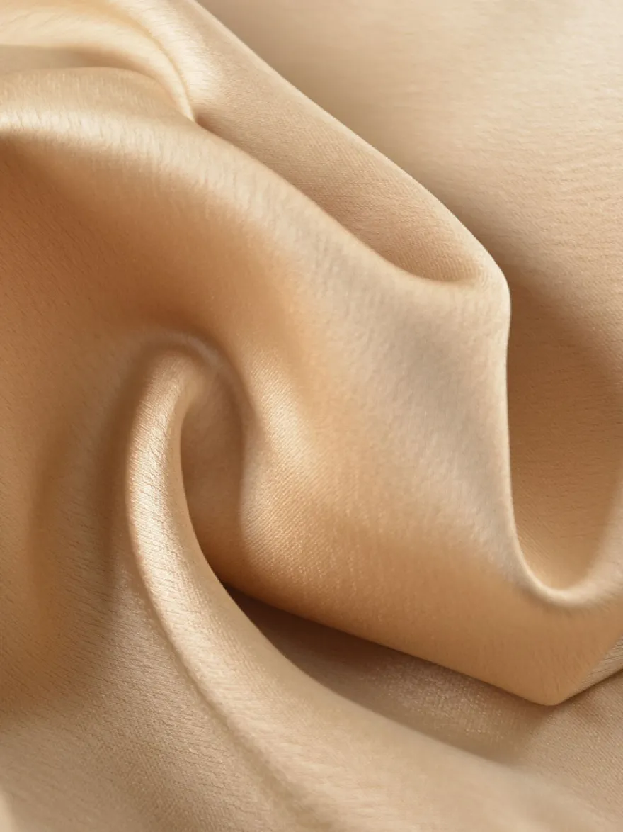 Jupe longue d'été élégante en satin couleur champagne taille naturelle pour femme.