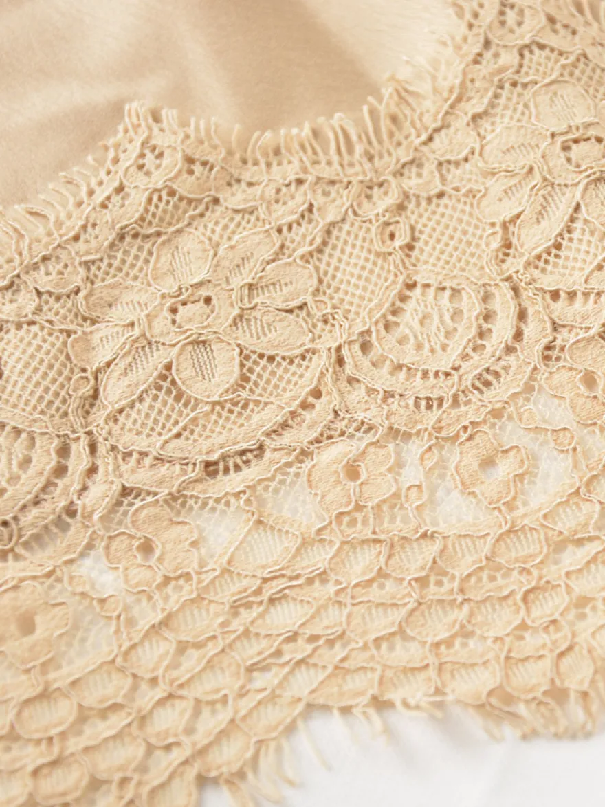 Jupe longue d'été élégante en satin couleur champagne taille naturelle pour femme.