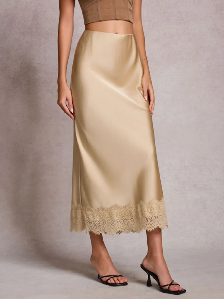 Jupe longue d'été élégante en satin couleur champagne taille naturelle pour femme.