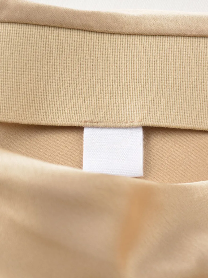 Jupe longue d'été élégante en satin couleur champagne taille naturelle pour femme.