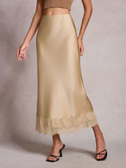 Jupe longue d'été élégante en satin couleur champagne taille naturelle pour femme.