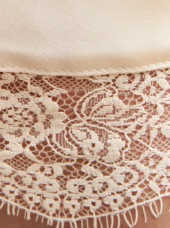 Jupe longue élégante de printemps en satin blanc écru taille naturelle pour femme.