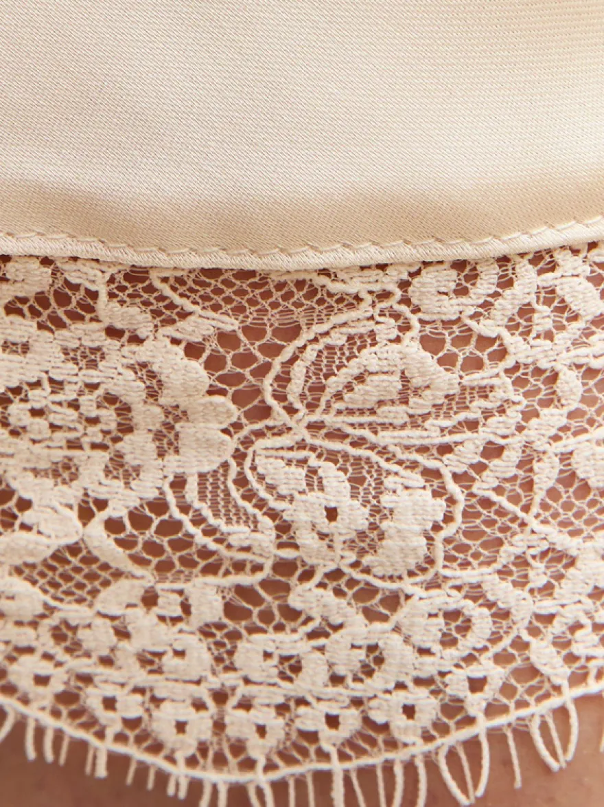 Jupe longue élégante de printemps en satin blanc écru taille naturelle pour femme.
