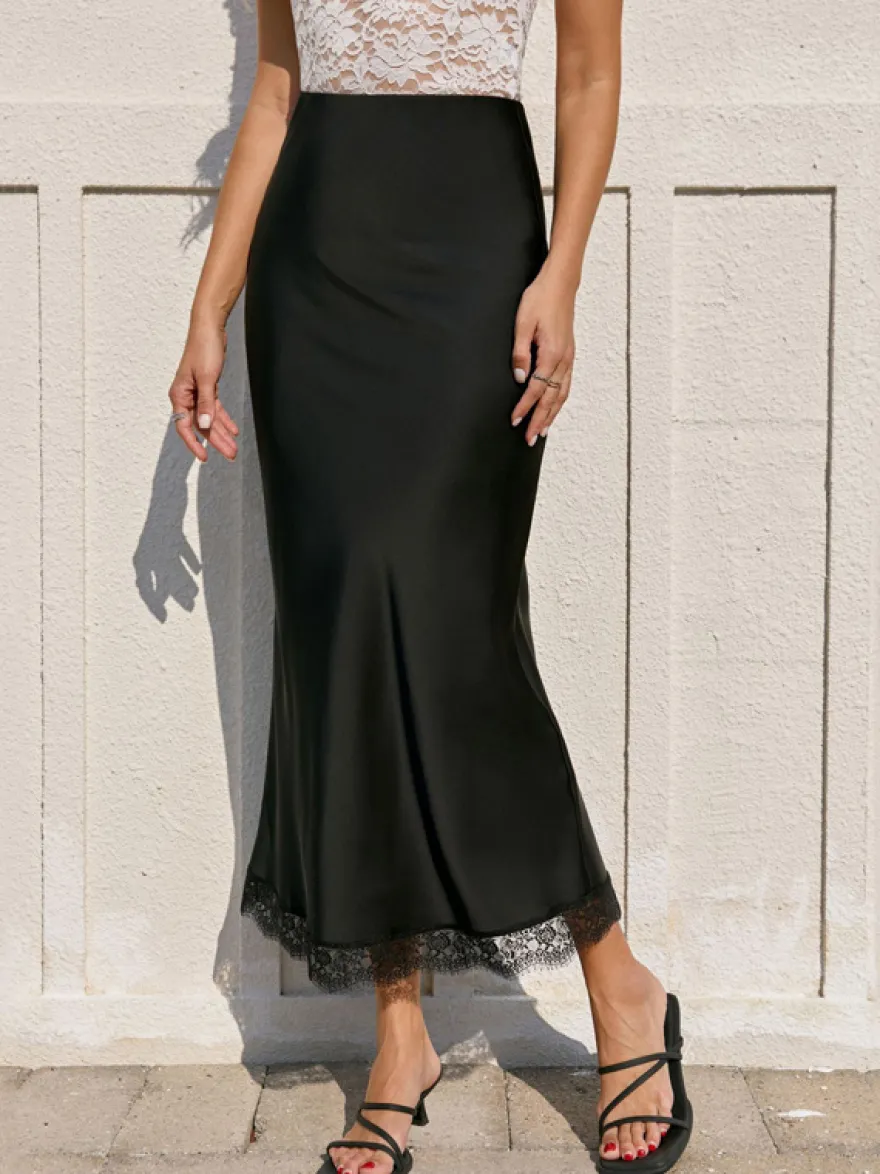 Jupe longue élégante de printemps en satin blanc écru taille naturelle pour femme.